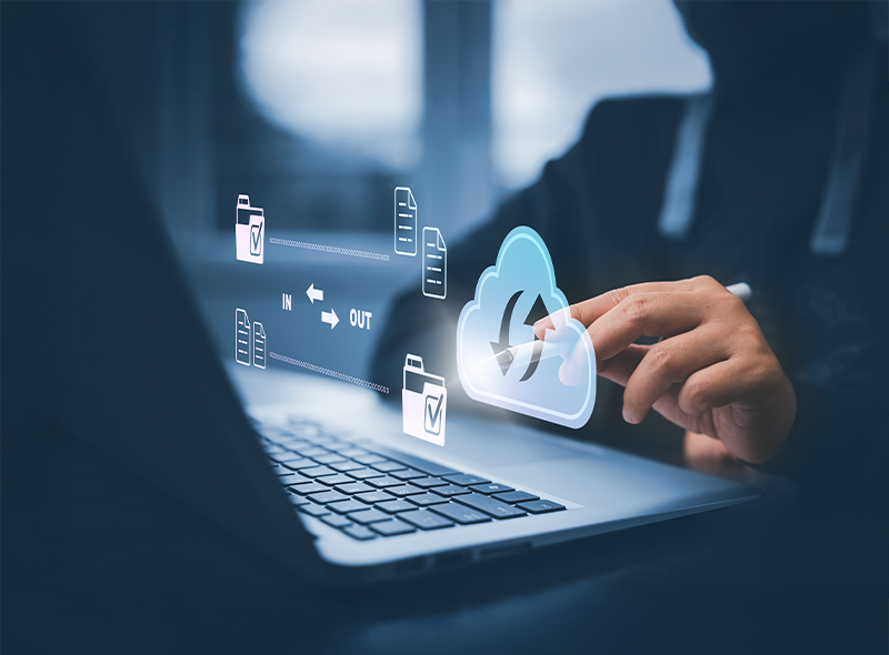 Mann vor Laptop mit Cloud-Reload-Symbol