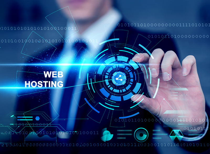 Businessmann interagiert mit virtuellem Webhosting-Interface