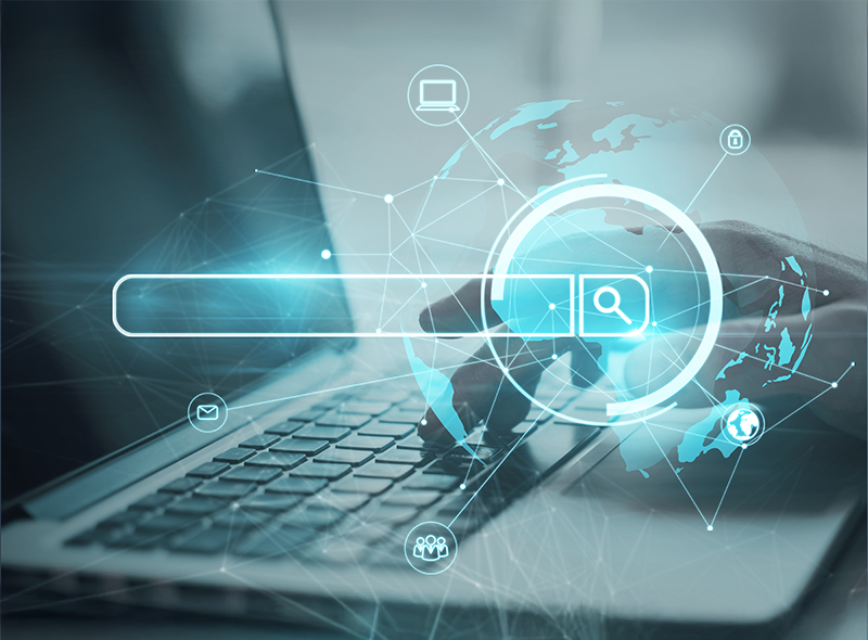 Laptop mit virtueller Suchleiste und globalen Netzwerksymbolen als Darstellung für Domain-Suche