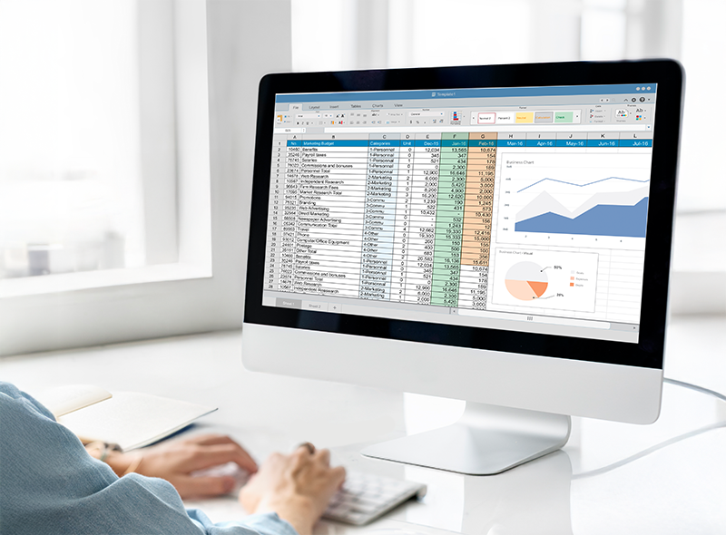 Person nutzt Microsoft Office am Computer