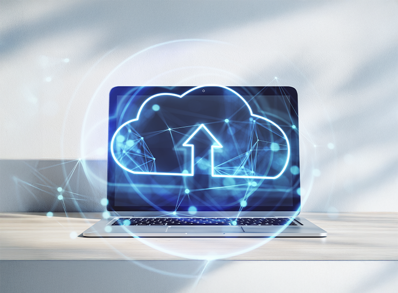 Abgeschalteter Laptop mit Upload-Cloud-Symbol im Vordergrund