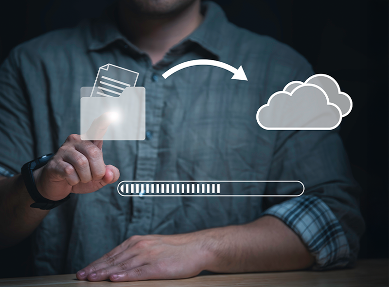 Mann zieht symbolisch Dateien per Drag-and-Drop in eine Cloud