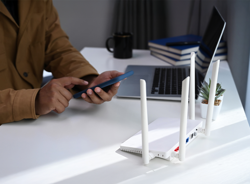 Router mit LTE-Backup-Funktion auf Schreibtisch