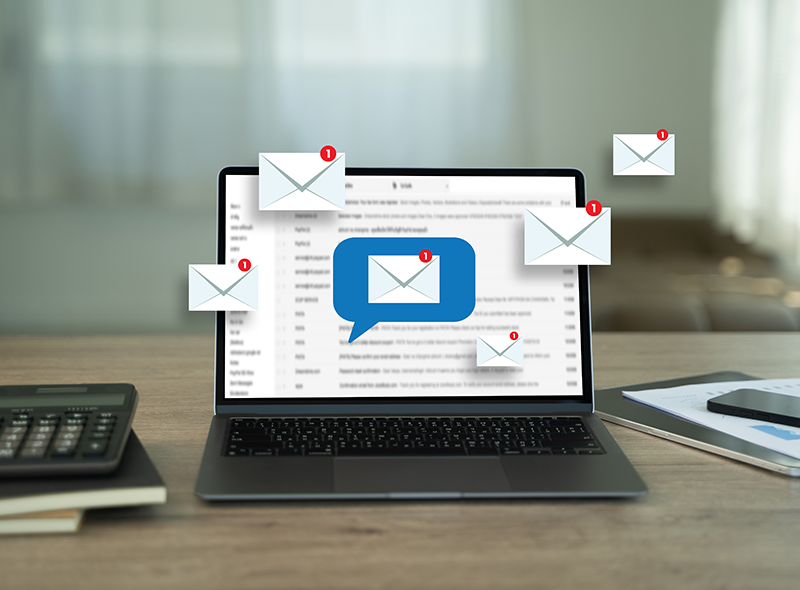 Laptopbildschirm überflutet mit E-Mail-Pop-ups