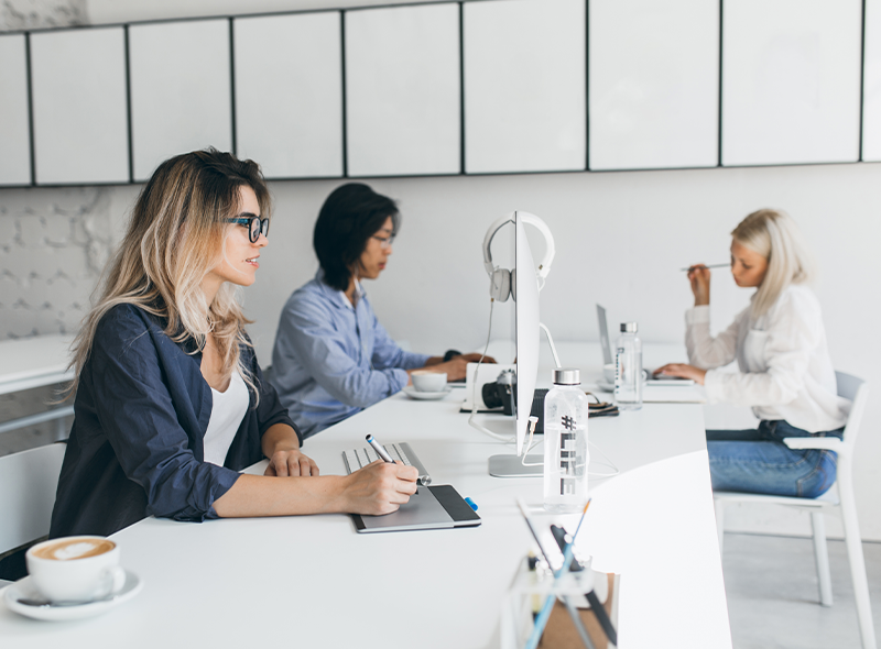 Gruppe von Kollegen arbeitet gemeinsam an Projekten am Tisch