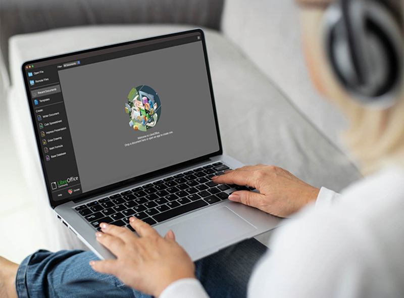 Frau arbeitet an einem Laptop mit geöffneter LibreOffice-Anwendung