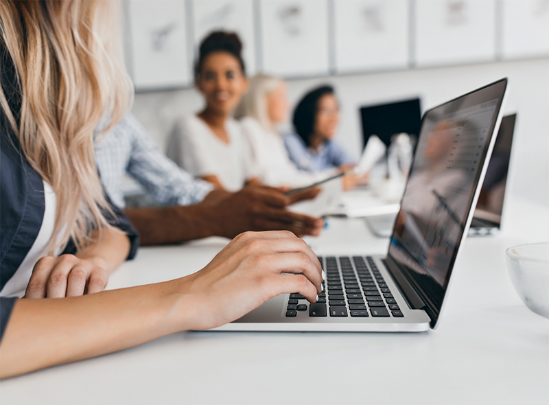 Responsive IT-Administrationsoberfläche auf Laptop, Tablet und Smartphone
