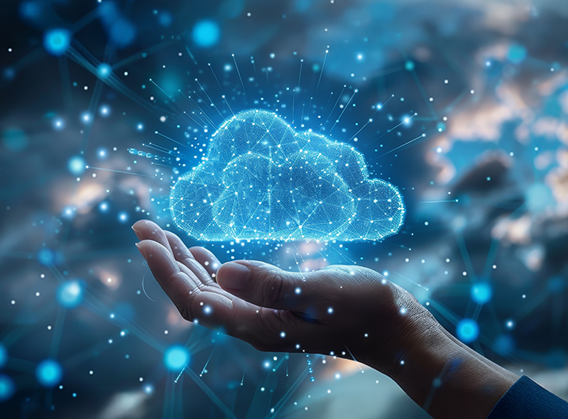 Hand hält symbolisch eine Cloud als Zeichen für digitale Infrastruktur