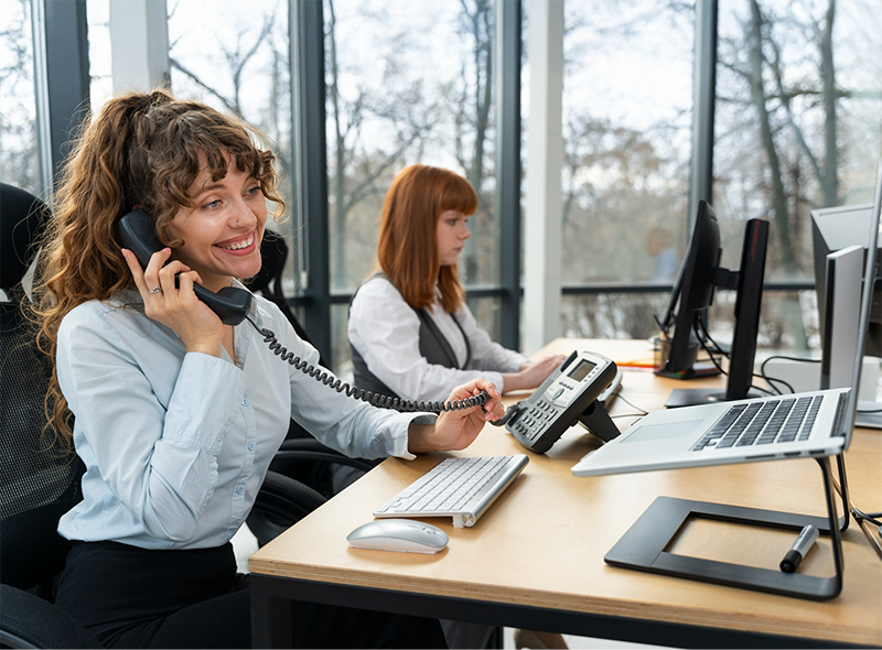 Nutzer führt ein Gespräch über ein Yealink-IP-Telefon