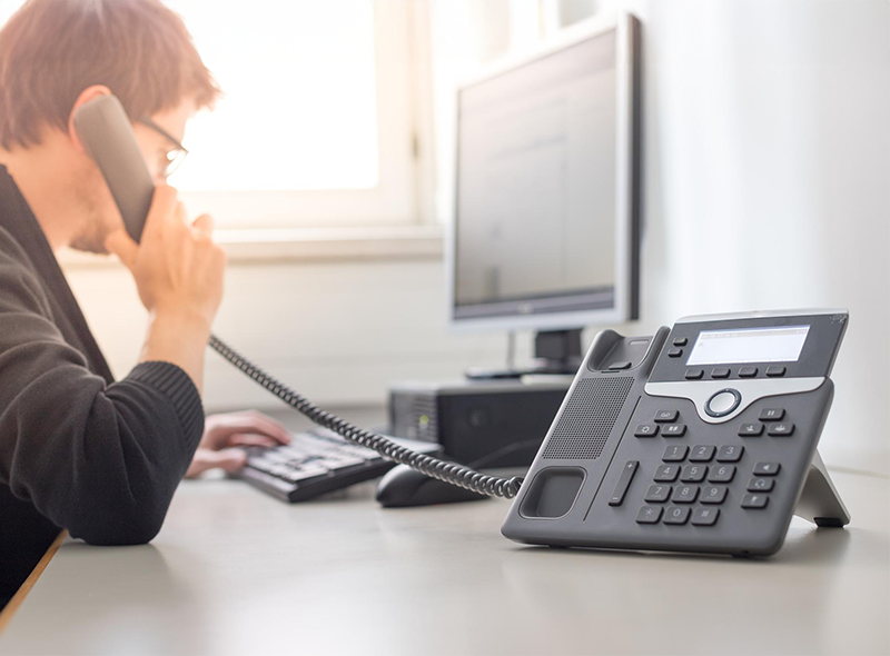 Kollegen nutzen Yealink-Telefonanlagen für professionelle Gespräche