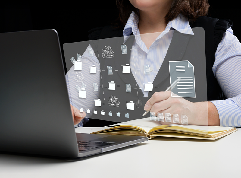 Frau arbeitet am Laptop, ein virtuelles Verwaltungsfenster vor ihr